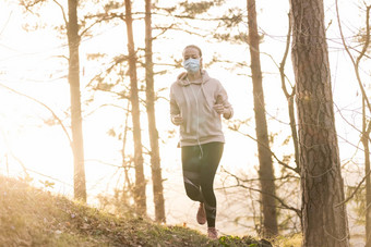 电晕病毒科维德传播世界肖像高加索人运动女人穿医疗保护脸面具运行自然