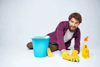 更清洁的橡胶手套洗地板做家务光背景