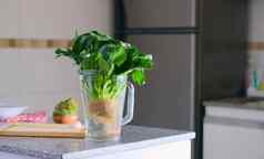 绿色郁郁葱葱的菠菜植物Jar完整的水