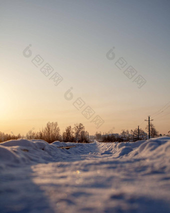 白雪覆盖的铁路路径<strong>践踏</strong>人冬天