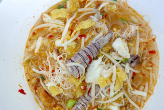 辣的海鲜面条汤小龙虾虾蘑菇亚洲食物白色碗表格背景泰国风格面条街食物泰国
