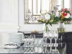 酒眼镜餐具餐巾表格餐具宴会方花束色彩斑斓的花园花镜子银框架