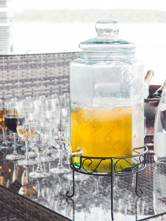 玻璃玻璃<strong>水瓶</strong>冷柠檬水透明的容器利用软饮料餐饮服务方庆祝活动户外酒吧