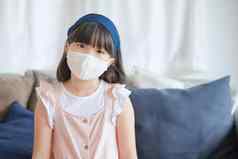 亚洲可爱的女孩穿卫生脸面具防止冠状病毒科维德爆发社会距离保持首页