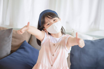 亚洲可爱的女孩穿卫生脸面具防止冠状病毒科维德爆发社会<strong>距离保持</strong>首页