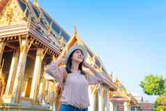 美丽的亚洲旅游女人微笑享受旅行假期曼谷泰国