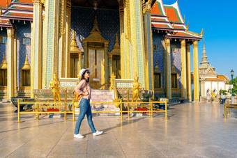 美丽的亚洲旅游女人享受旅行假期曼谷泰国