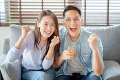 亚洲夫妇情人享受看娱乐互联网流媒体聪明的电视保持安全首页