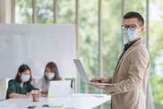 业务员工穿面具工作办公室卫生遵循公司政策