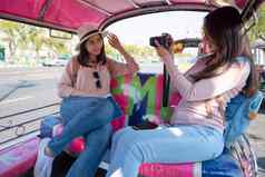 美丽的亚洲游客女人享受旅行城市城市市中心假期