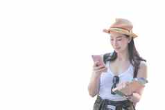 美丽的亚洲旅游女人微笑移动电话孤立的剪裁路径白色背景