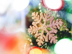 闪闪发光的雪花圣诞节树青铜装饰一年庆祝活动节日背景