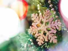 闪闪发光的雪花圣诞节树青铜装饰一年庆祝活动节日背景