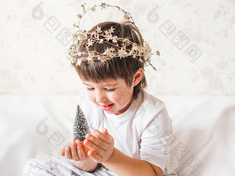 快乐的男孩玩装饰圣诞节树有趣的孩子准备好了一年庆祝活动舒适的首页冬天假期精神