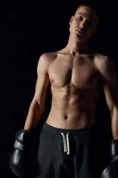 健美运动员拳击手套黑色的背景灰色的裤子运动员模型