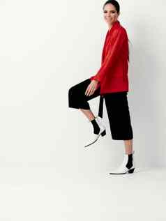 模型红色的夹克黑色的裤子做广告衣服鞋子