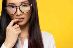 女人亚洲外观优雅的风格眼镜手脸黄色的背景