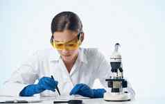 女实验室助理医疗手套瓶液体化学元素显微镜
