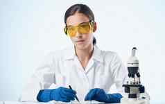 女实验室助理医疗手套瓶液体化学元素显微镜