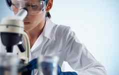 女人显微镜表格实验室研究微生物细菌