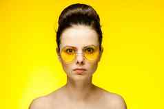 女人只肩膀黄色的眼镜手脸清晰的皮肤
