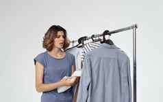女人选择衣服悬挂器衣柜时尚风格光背景