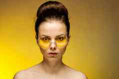 女人只肩膀黄色的眼镜收集头发情绪