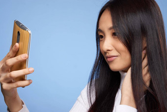 女人亚洲外观电话手沟通<strong>互联网蓝色</strong>的背景