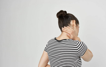 浅黑肤色的女人条纹t恤健康问题头疼偏头痛