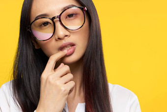 优雅的亚洲女人眼镜生活方式官方