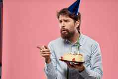 有胡子的男人。蛋糕粉红色的背景生日聚会，派对企业情绪模型孤独