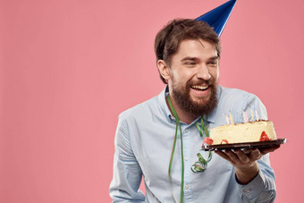 有胡子的男人。蛋糕粉红色的背景生日聚会，派对企业情绪模型孤独