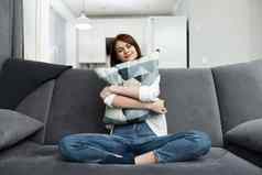 女人拥抱枕头沙发舒适的休息首页
