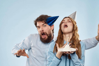 聚会，派对男人。女人生日蛋糕企业有趣的蓝色的背景