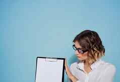 业务女人文件夹白色表纸蓝色的背景眼镜脸
