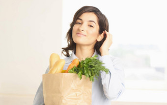 浅黑肤色的女人包食品杂货蔬菜绿色超市购物