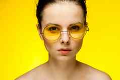 浅黑肤色的女人只肩膀黄色的眼镜有吸引力的孤立的背景