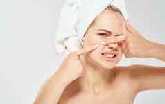 女人毛巾头挤压痤疮脸问题皮肤美容皮肤病学