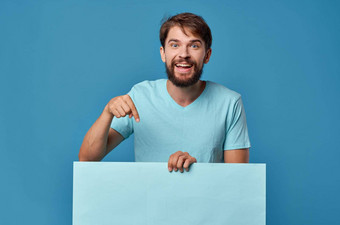 快乐的有胡子的男人。蓝色的t恤模型海报工作室孤立的背景