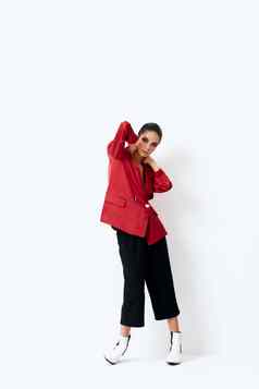 女人红色的夹克持有手头摆姿势