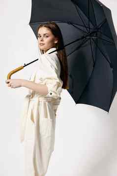 女人开放伞保护雨微笑现代风格