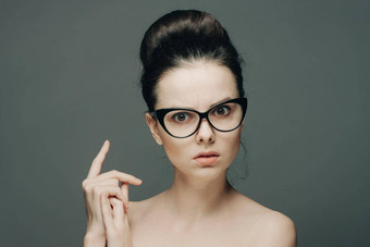 女人只肩膀穿眼镜聚集头发魅力