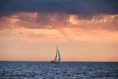 孤独的帆船列表海天空粉红色的颜色风暴天空
