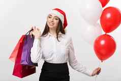 圣诞节概念美丽的高加索人业务女人快乐持有购物袋气球