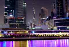 迪拜阿联酋11月视图迪拜塔哈利法塔包围建筑酒店面对色彩斑斓的照亮迪拜运河木板路瀑布迪拜曼联阿拉伯阿联酋航空公司中间东