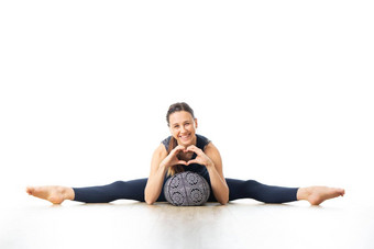 恢复瑜伽支持年轻的运动女瑜伽教练明亮的白色瑜伽工作室说谎支持缓冲伸展运动铣削显示爱激情恢复瑜伽