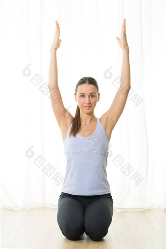 肖像运动年轻的女人练习呼吸练习瑜伽工作室健康的活跃的生活方式工作在室内健身房