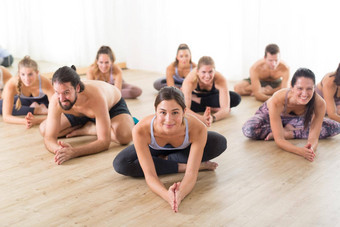 集团年轻的运动有吸引力的人瑜伽工作室<strong>练</strong>习瑜伽教训教<strong>练</strong>坐着地板上向前乐队伸展运动瑜伽构成<strong>健康</strong>的活跃的生活方式工作健身房