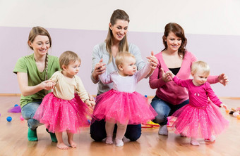婴儿女孩粉红色的裙子学习走