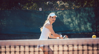女人有力地玩网球